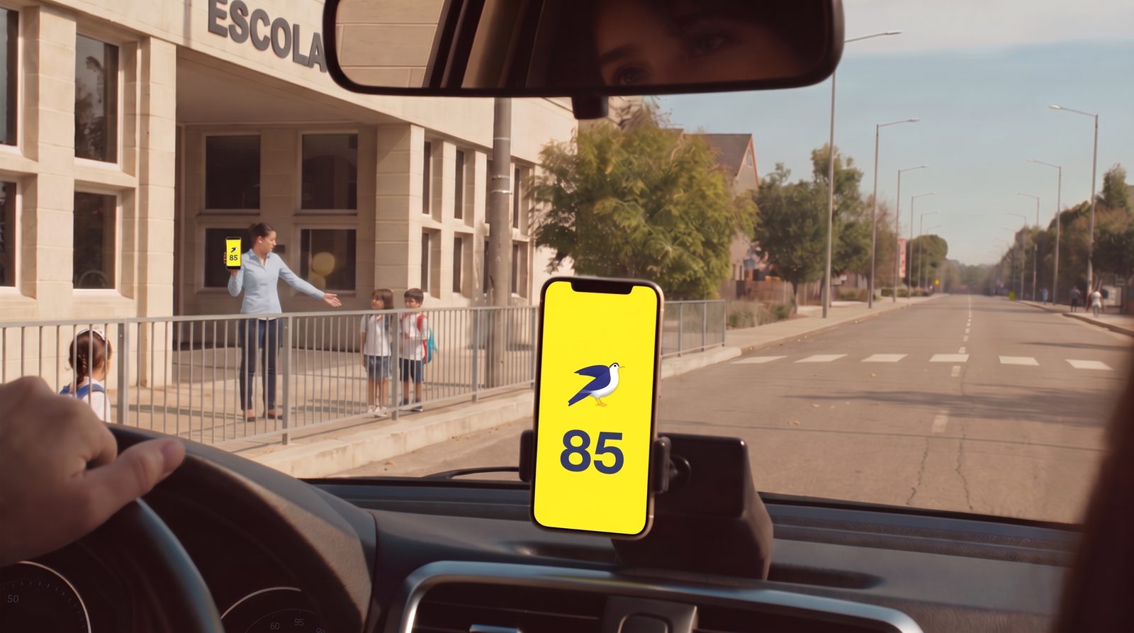 Painel do carro com o celular mostrando o horário da família, e a professora chamando o aluno na calçada